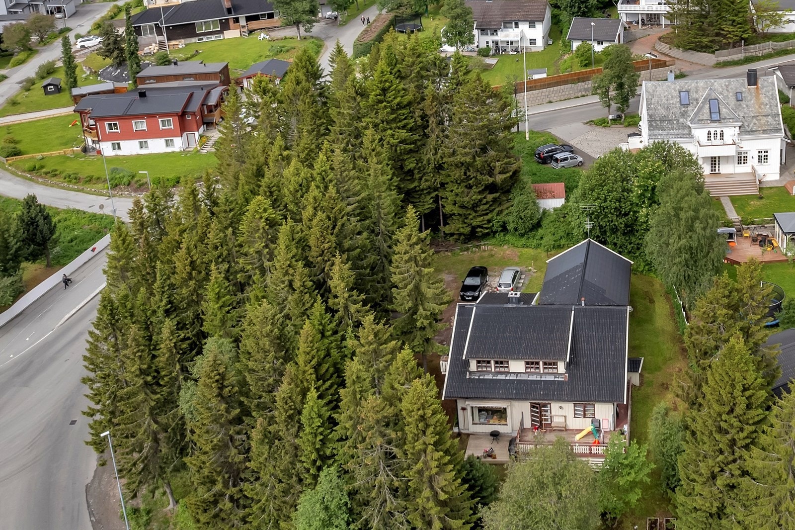 Eiendommen ligger sentralt til i Kirkegårdsvegen, like ovenfor Tromsø sentrum Galleribilde