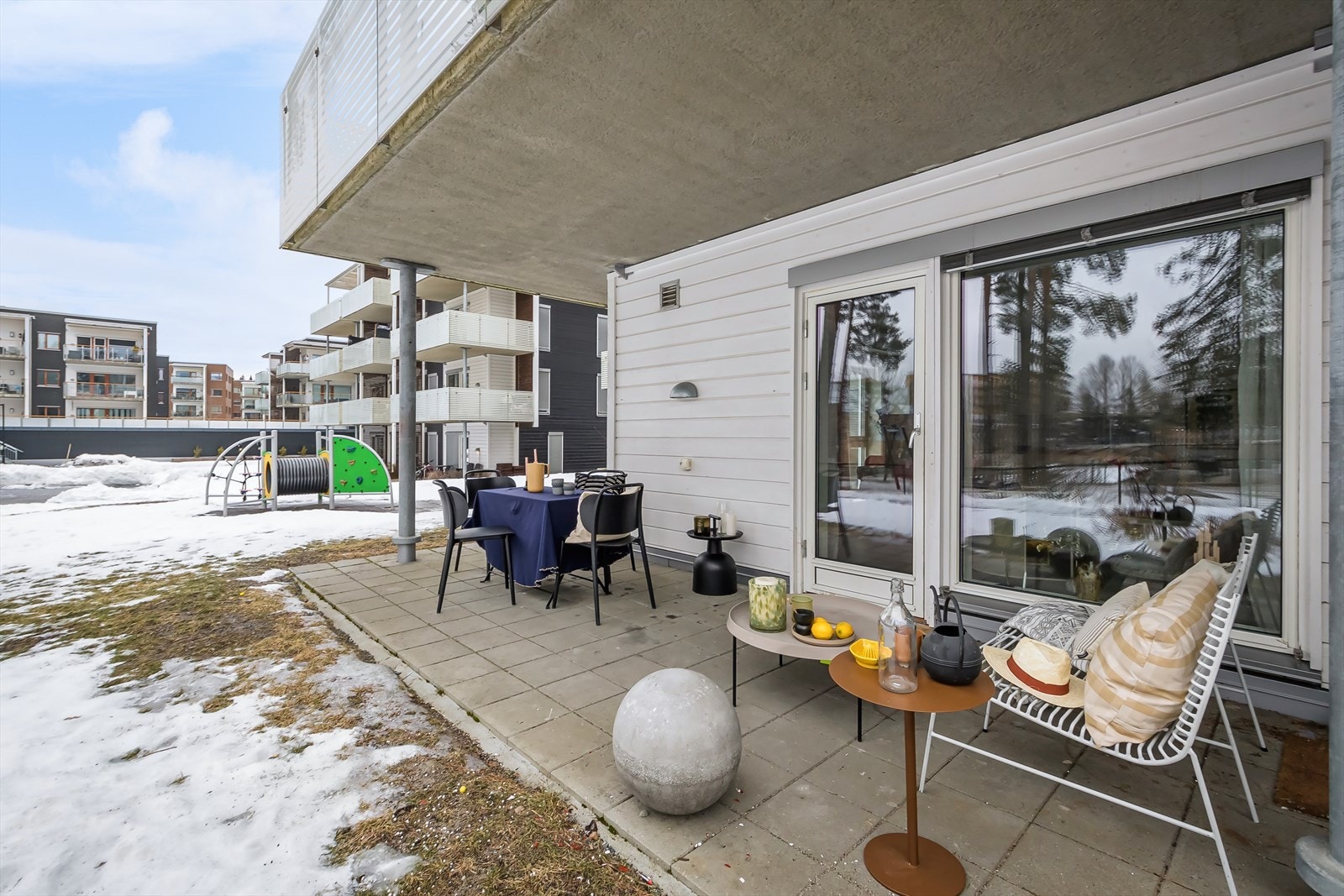 Vestvendt terrasseplatting på 16 kvm gir en herlig forlengelse av leiligheten. Her har du vakktert utsyn mot pene grøntarealer. Galleribilde