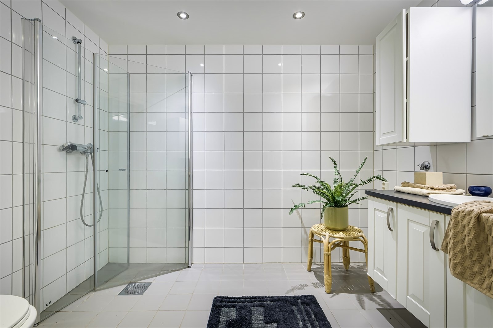 Det store og tidløse badet ligger praktisk til ved entréen. Galleribilde