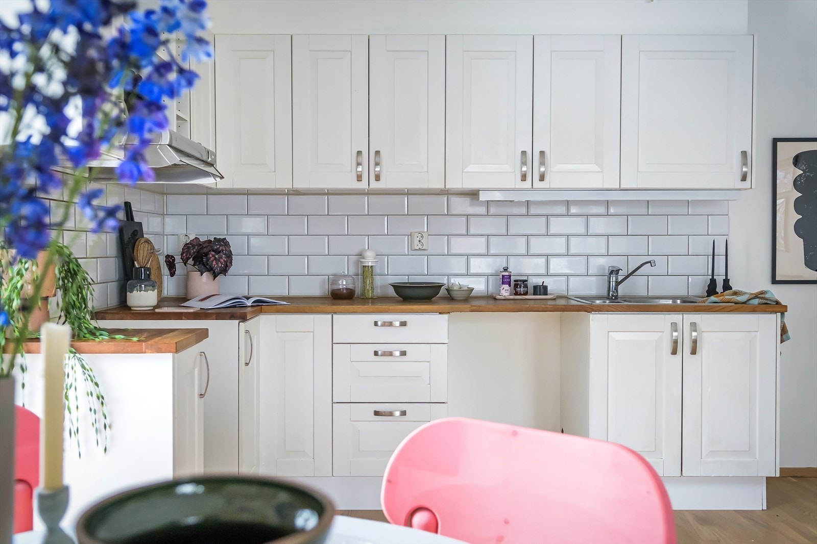 Den lyse innredningen har nok av skap- og benkeplass. Galleribilde