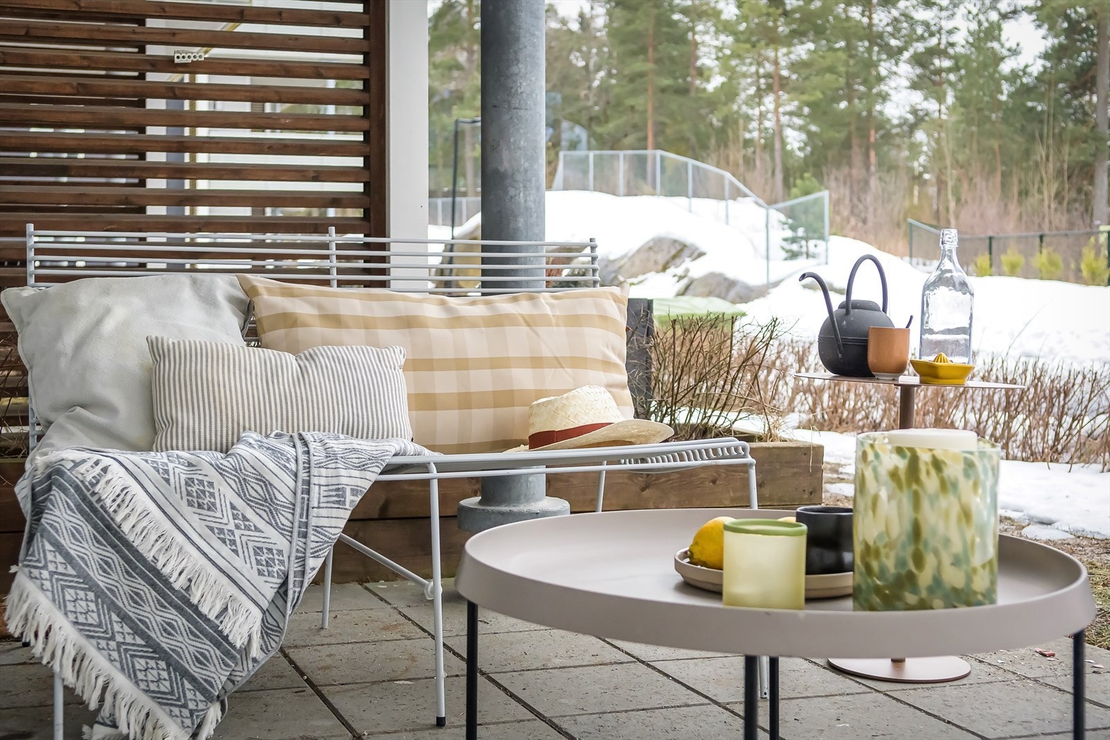 Her har god nok plass til alt du måtte trenge av utemøbler, grill, med mer. Galleribilde