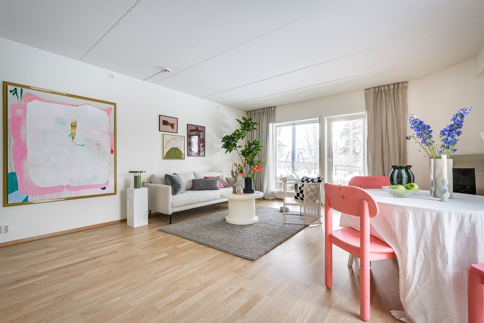 Stuen er romslig og gir muligheter for flere ulike møbleringsløsninger. Gulvene er belagt med parkett. Galleribilde