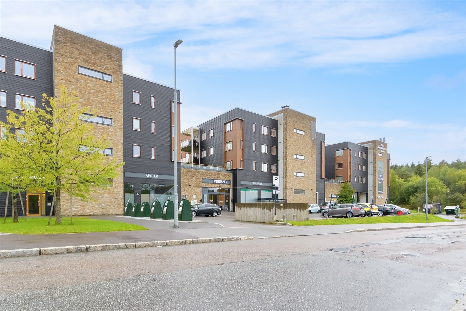 Senter Syd i umiddelbar nærhet. Her kan du gå gjennom fra garasjeanlegget og inn på senteret. Galleribilde