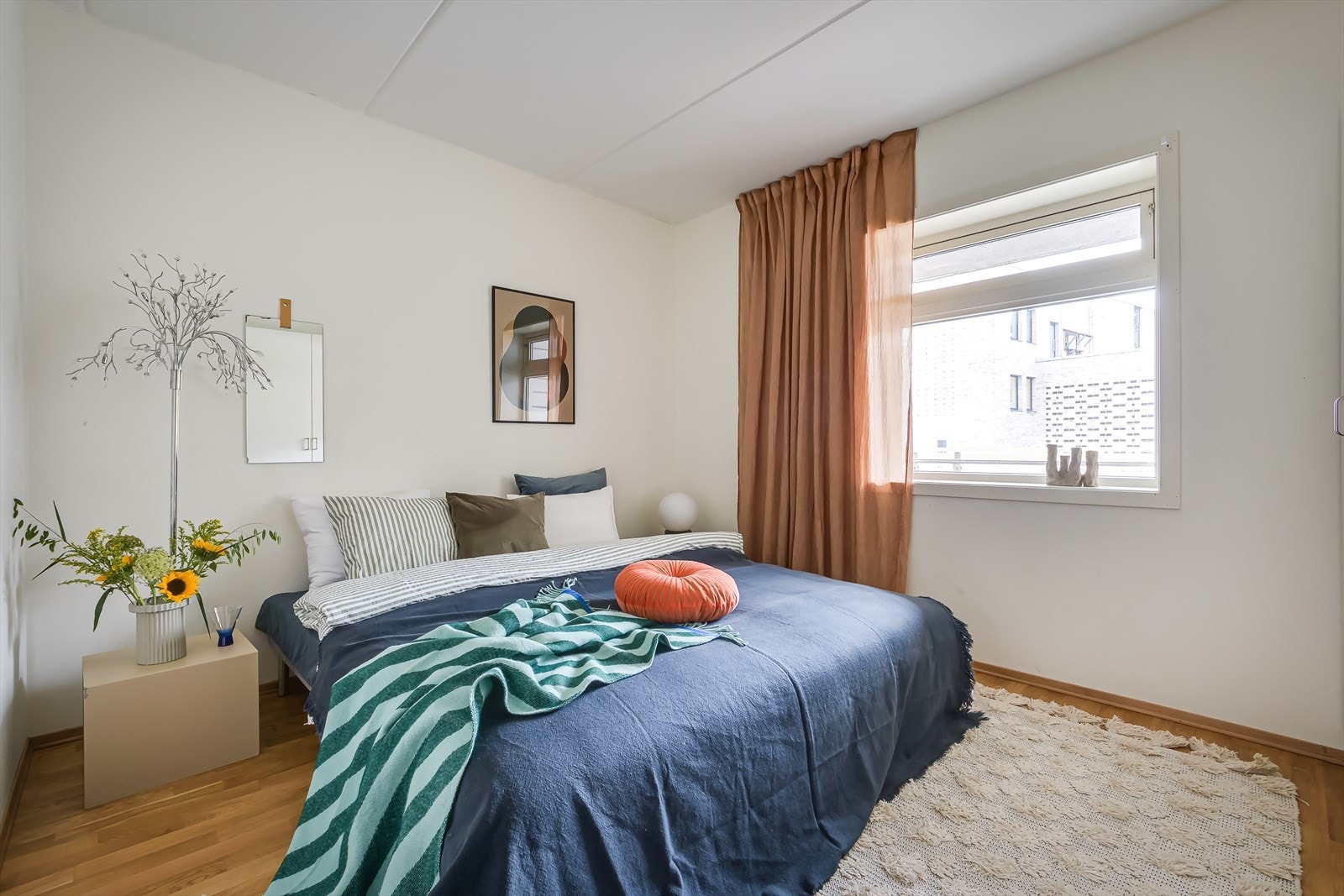 Hovedsoverommet er av god strørrelse og har plass til dobbeltseng og tilhørende nattbord. Galleribilde