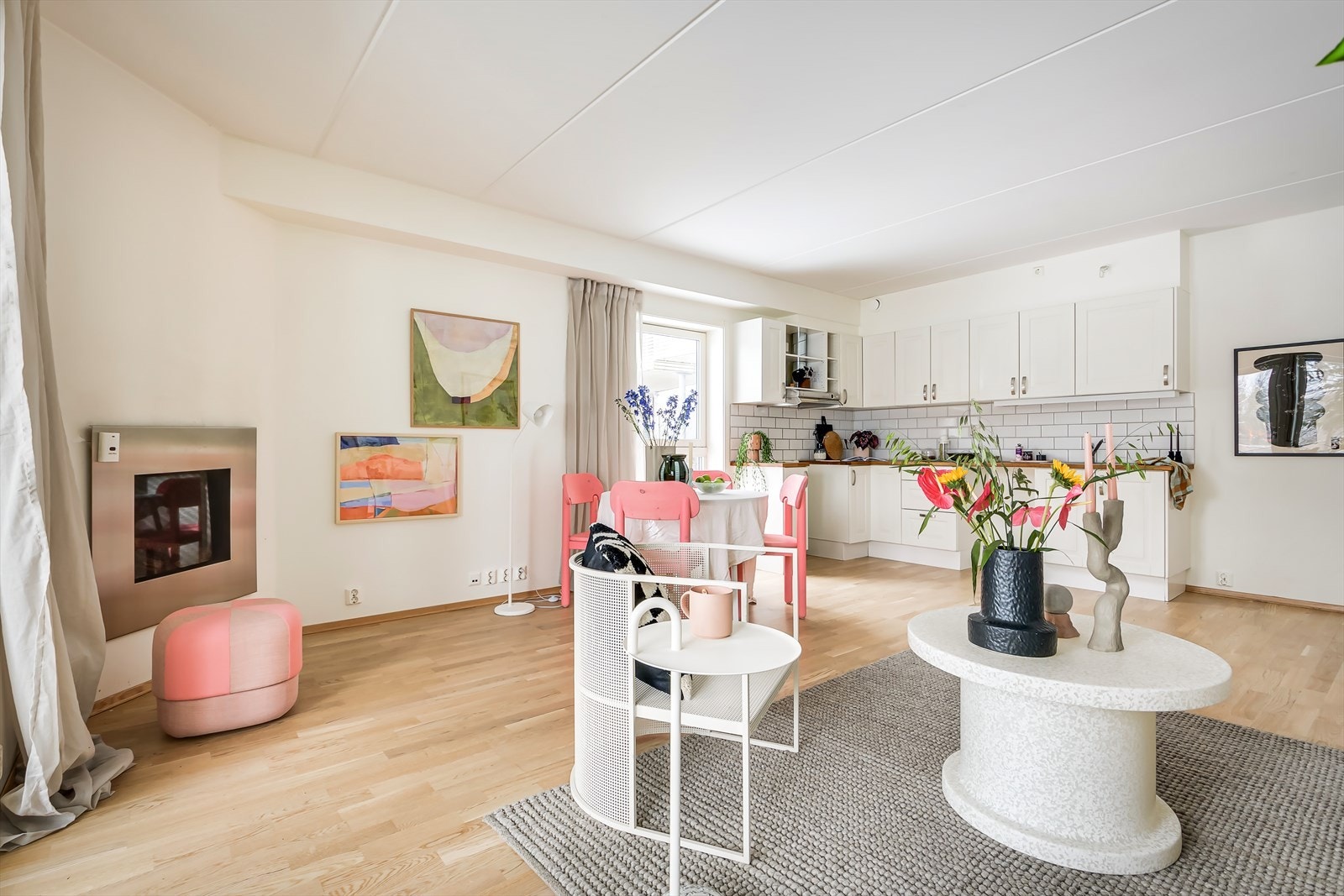 Sosial bolig med åpen kjøkken/stueløsning. Galleribilde