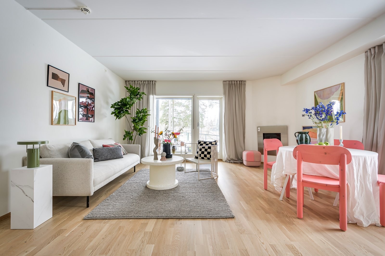 Her har du god plass til sofa, bord og tv-møblement. Leiligheten blir varmet opp via vannbåren varme og gasspeis i hjørnet av stuen. Galleribilde