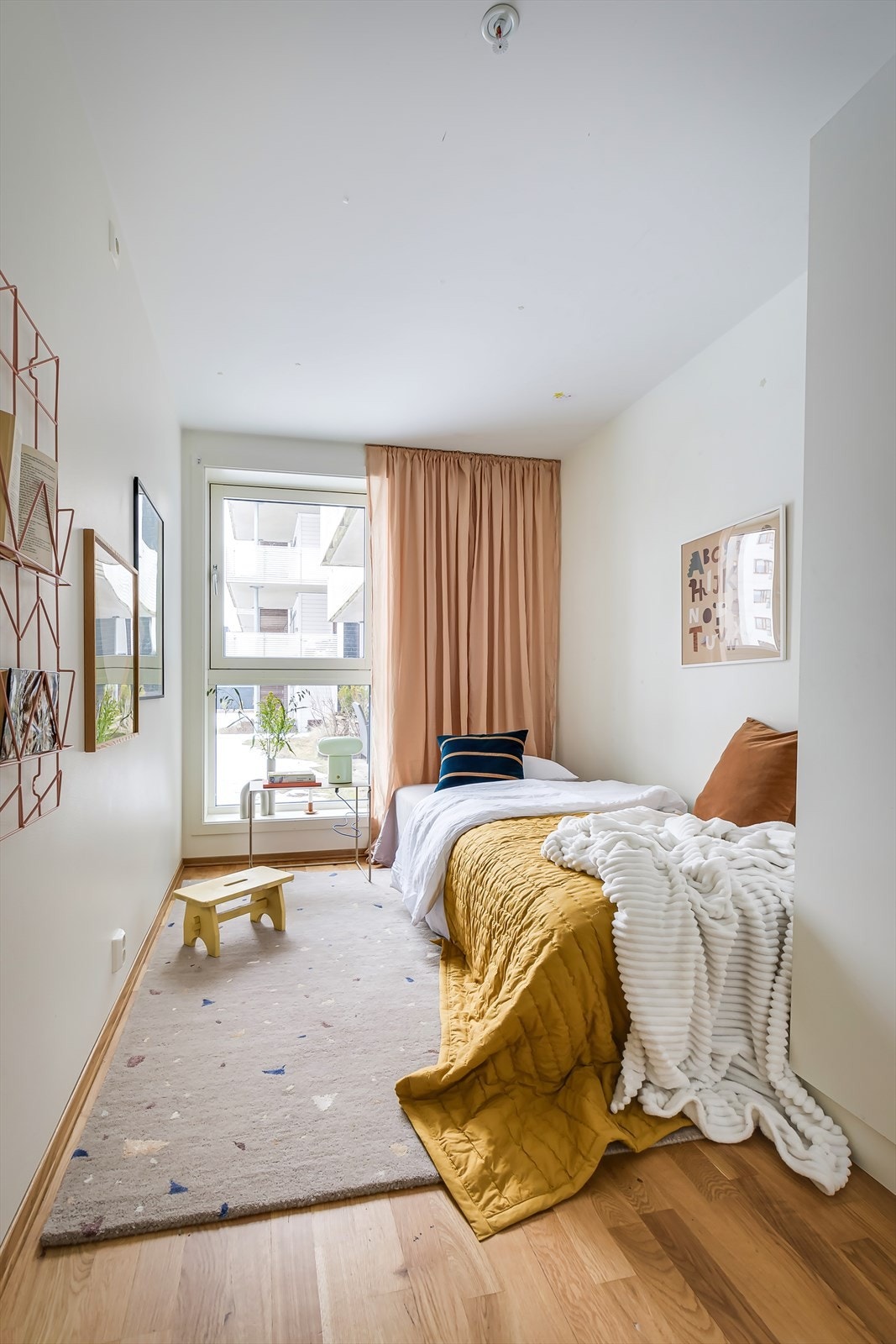 I likhet med hovedsoverommet har dette også store vindusflater. Galleribilde