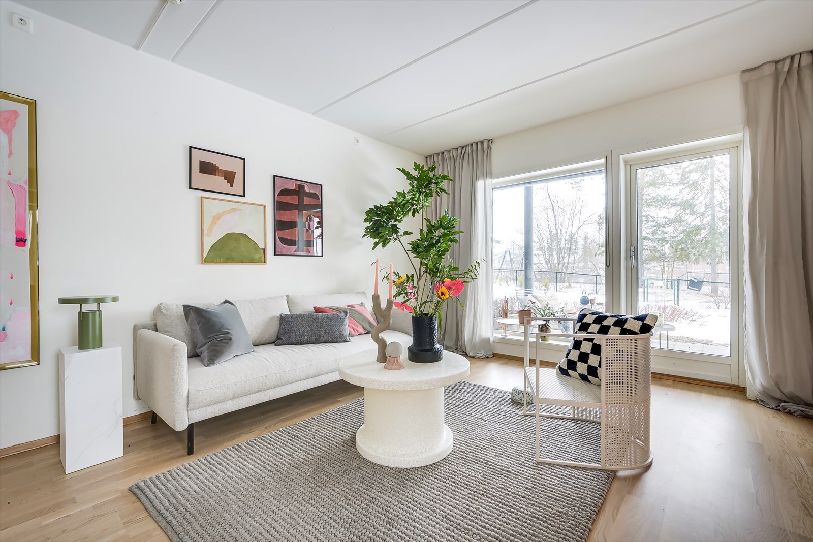 Fra stuen har du utgang til flott markterrasse. Galleribilde