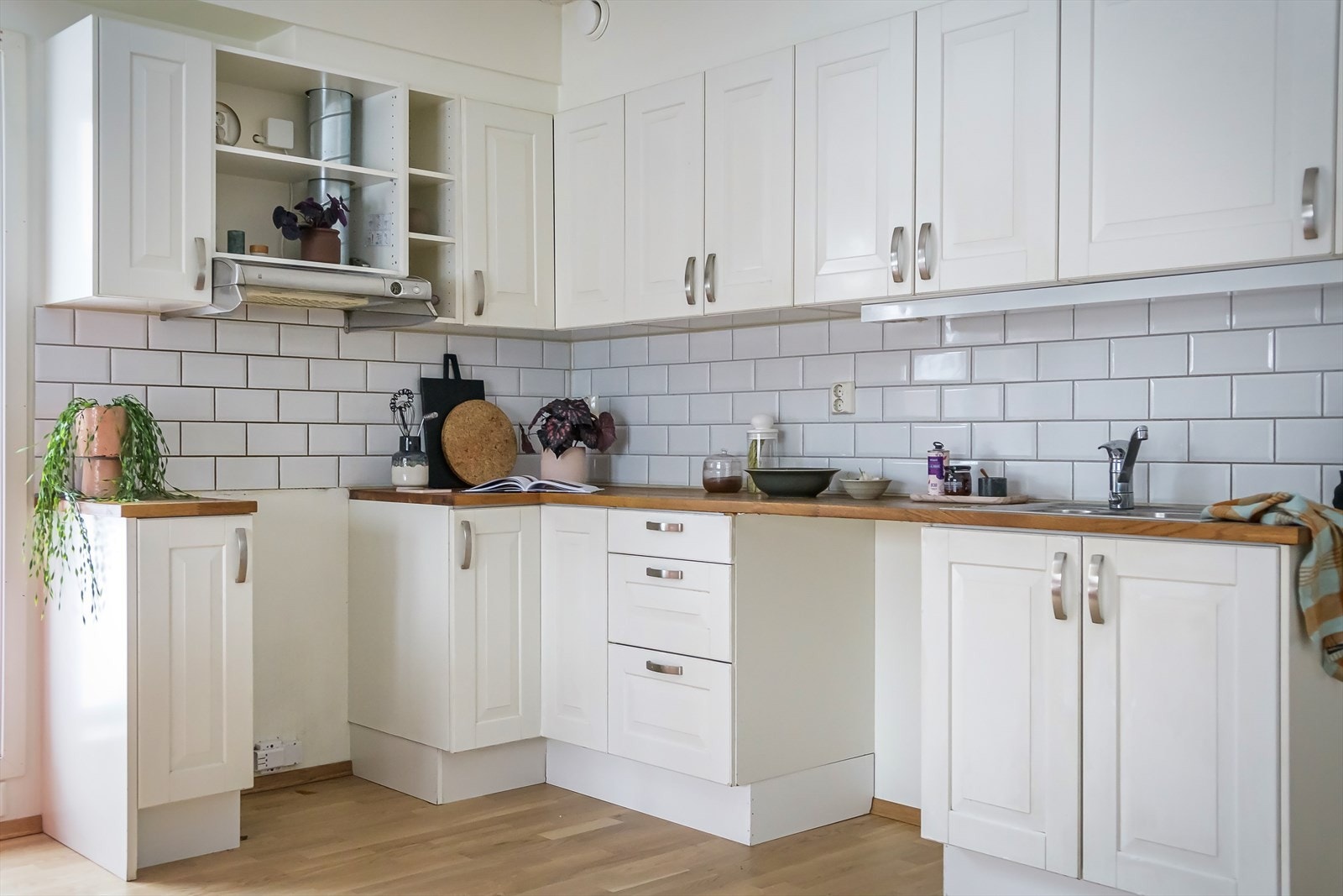 DSC_6687.jpegKjøkkeninnredningen består av profilerte fronter og benkeplate av heltre eik med nedfelt stålkum. Nisje til komfyr, kjøleskap og oppvaskmaskin. Galleribilde