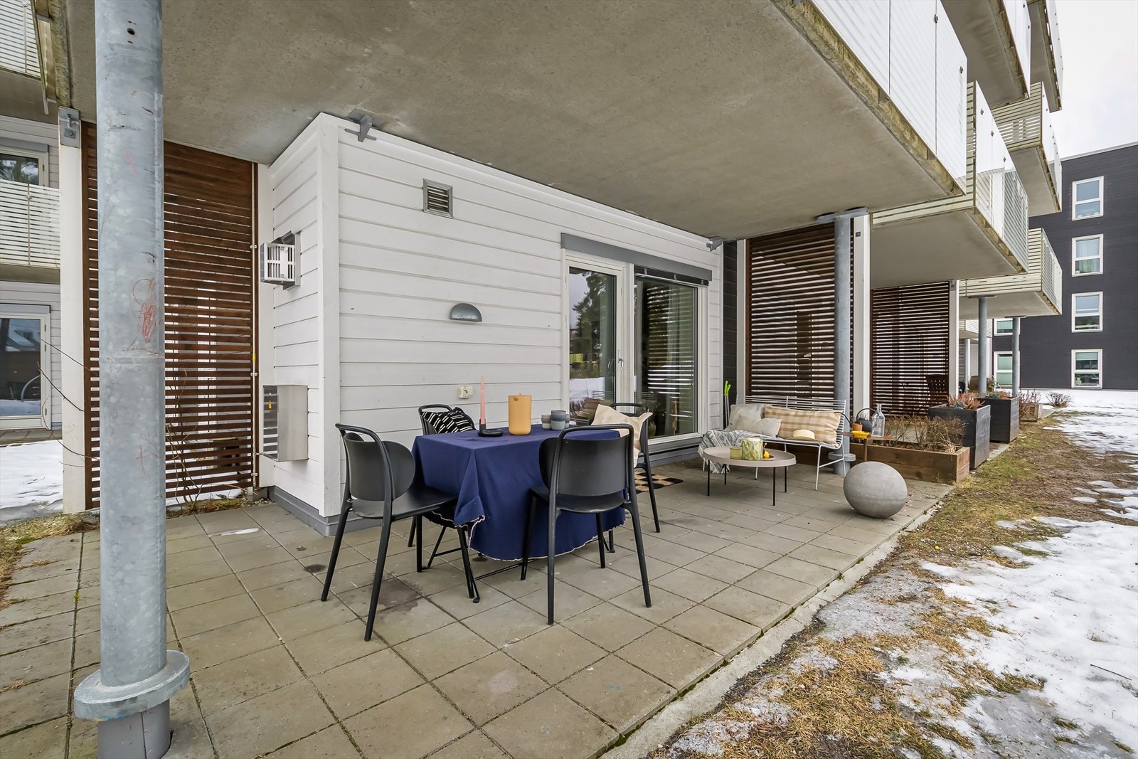 Uteområdet åpner for hyggelige sammenkomster med familie og venner. Her kan du nyte sensommeren med tak over hodet. Galleribilde