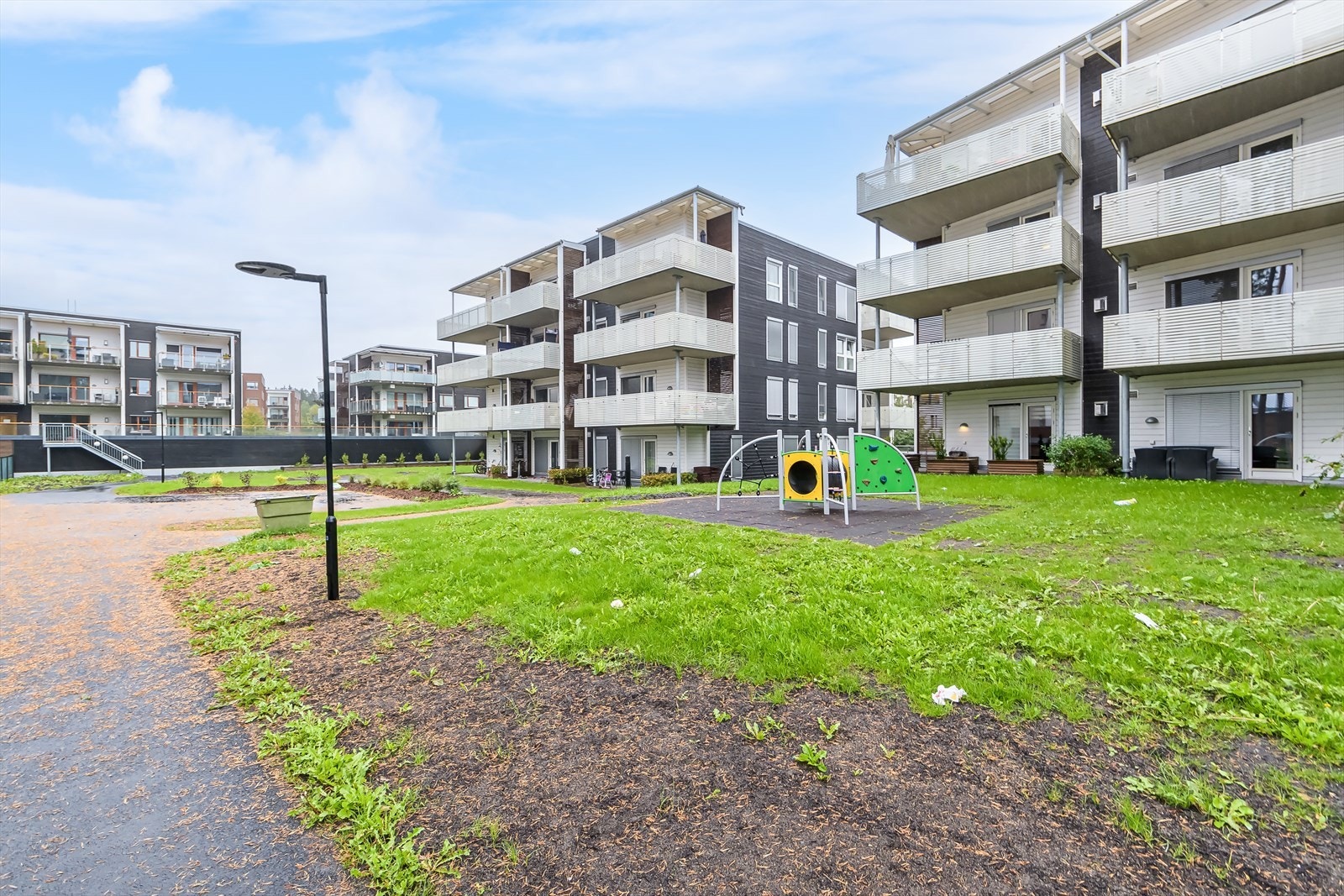 Sameiet disponerer flotte utearealer med b.la. en lekeplass for de små. Det er også kort gangavstand til flere fotballbaner og lekeplasser. Galleribilde