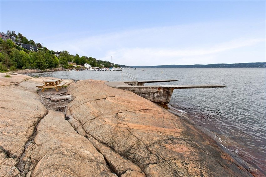 Nordstrand bad og Katten er en sykkeltur unna. Her har du en flott strandpromenade med badebrygge, sandstrand og en smal gressplen. Galleribilde