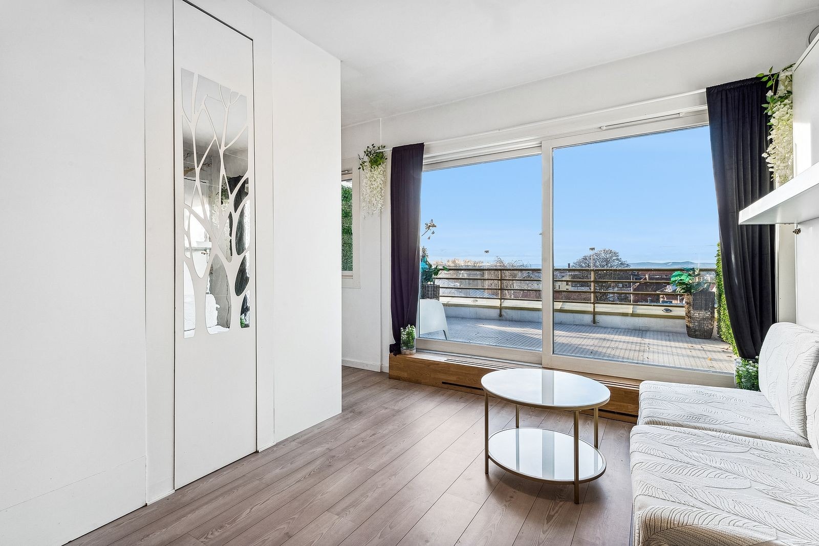 Innbegygget fold out seng bak sofa. Galleribilde