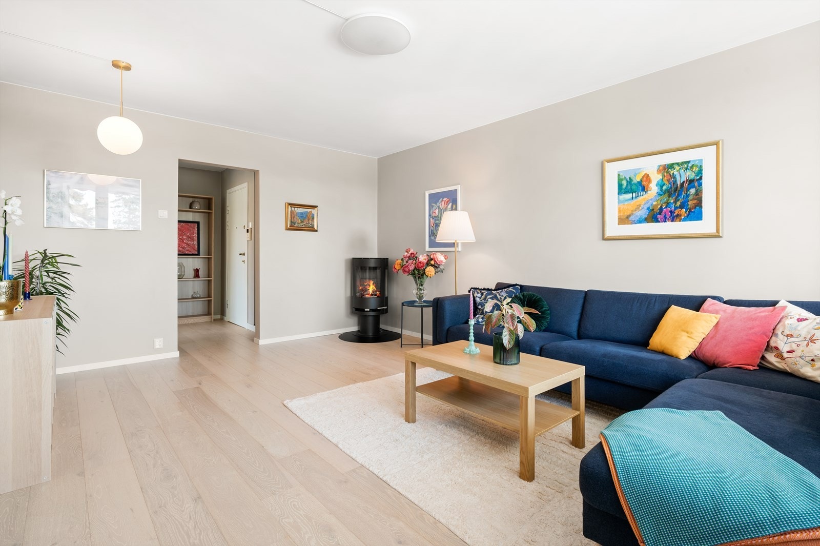 Romslig, lys og møbleringsvennlig stue med moderne parkett og delikat fargevalg på veggene. Galleribilde