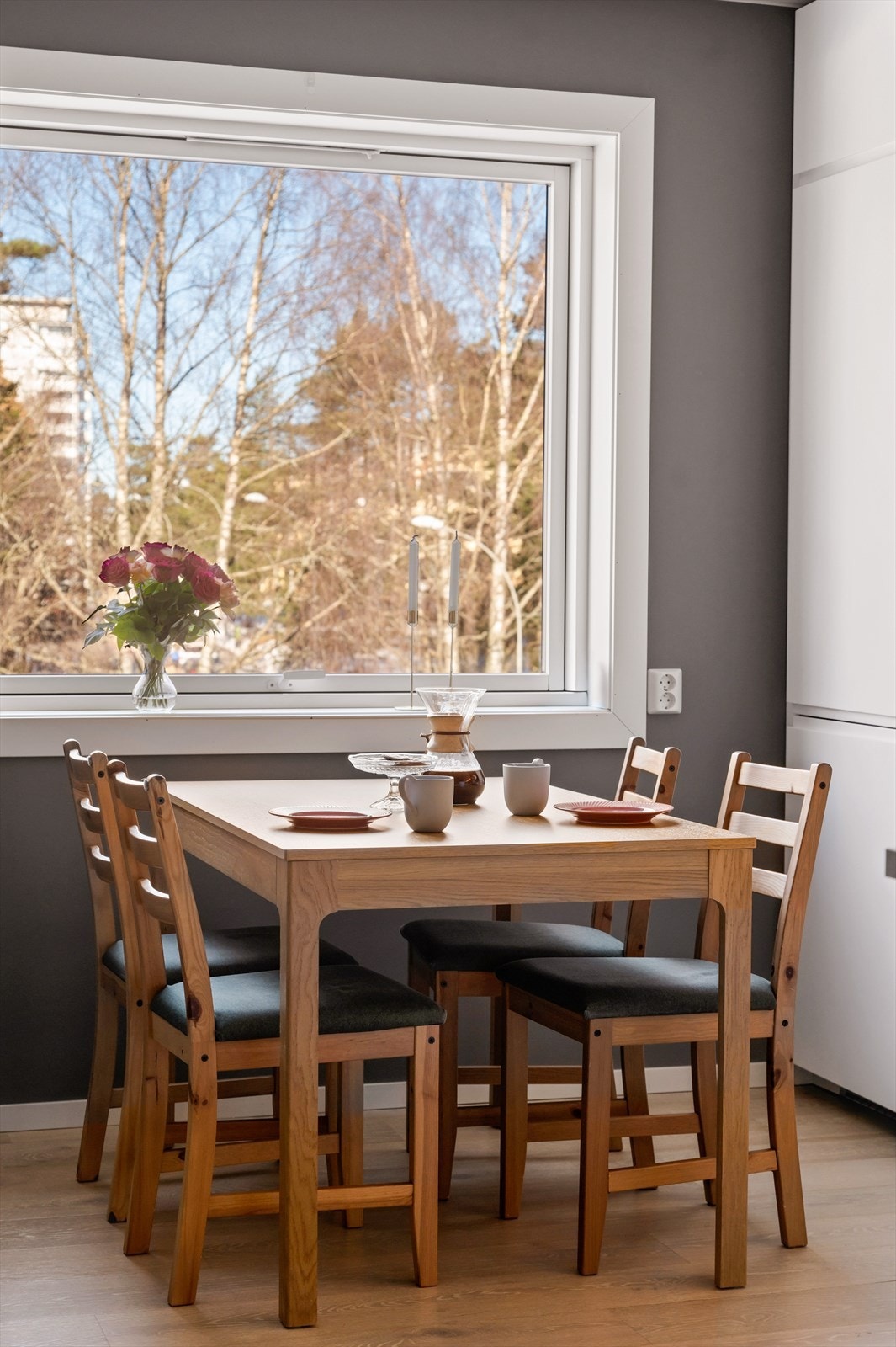 Selger har jevnlig hatt 6 stykker rundt bordet uten å føle behov for et bord i stua. Galleribilde