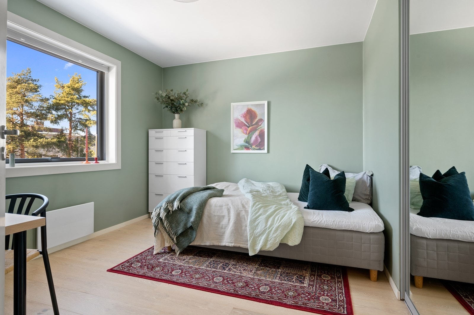 Soverom II malt i delikat og dus farge som gir rommet en god atmosfære. Galleribilde