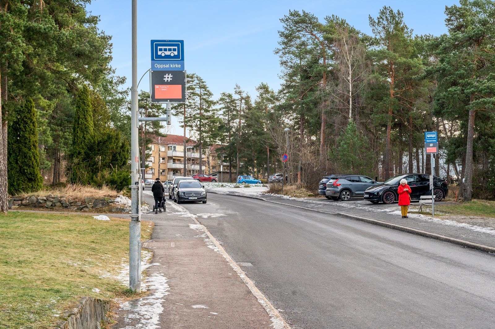 Gode kollektivforbindelser med bl.a busstopp rett utenfor. Galleribilde