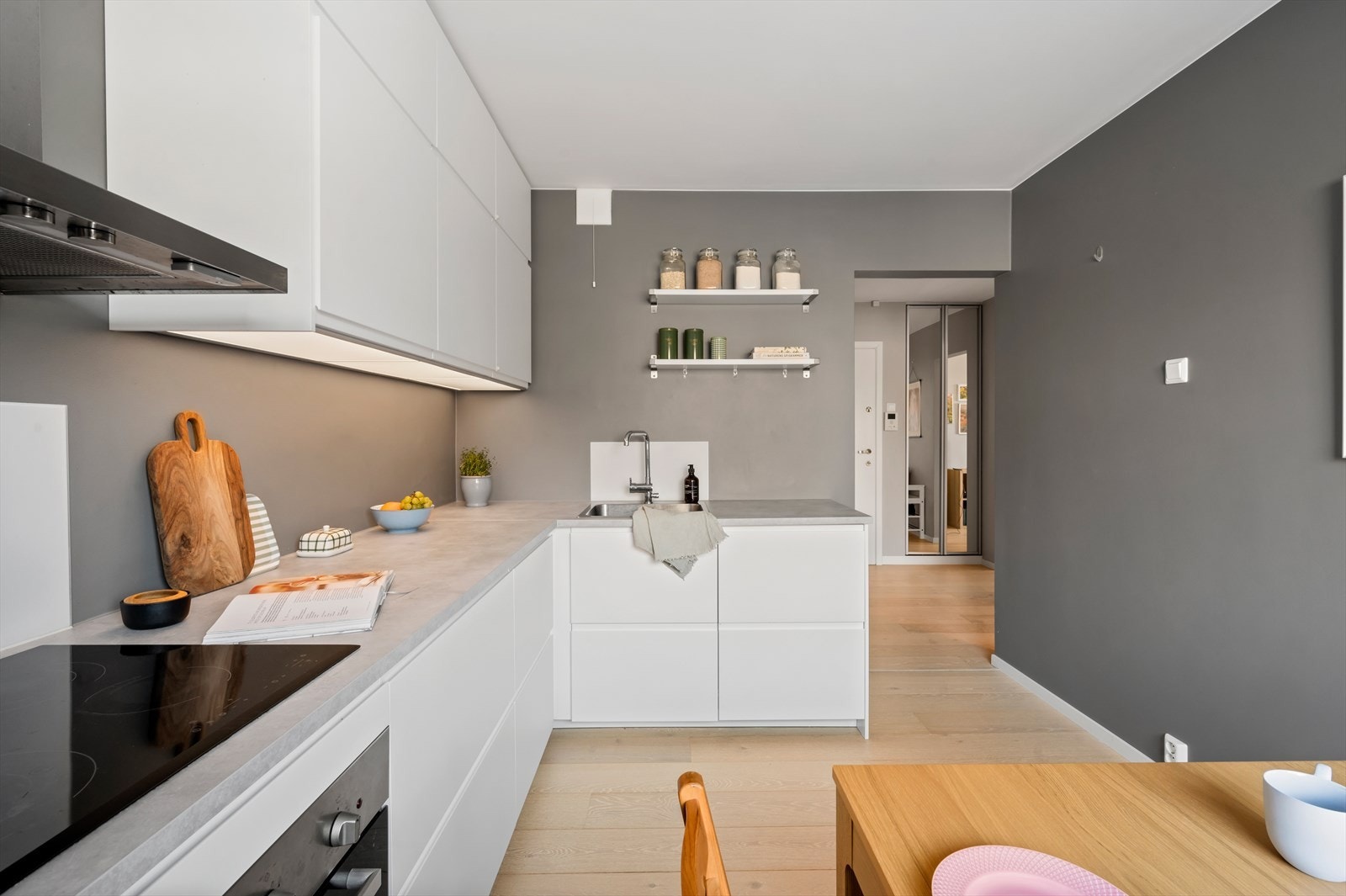 Det er godt med oppbevaringsplass i skuffer og skap, samt godt med arbeidsrom ved kjøkkenbenken. Galleribilde