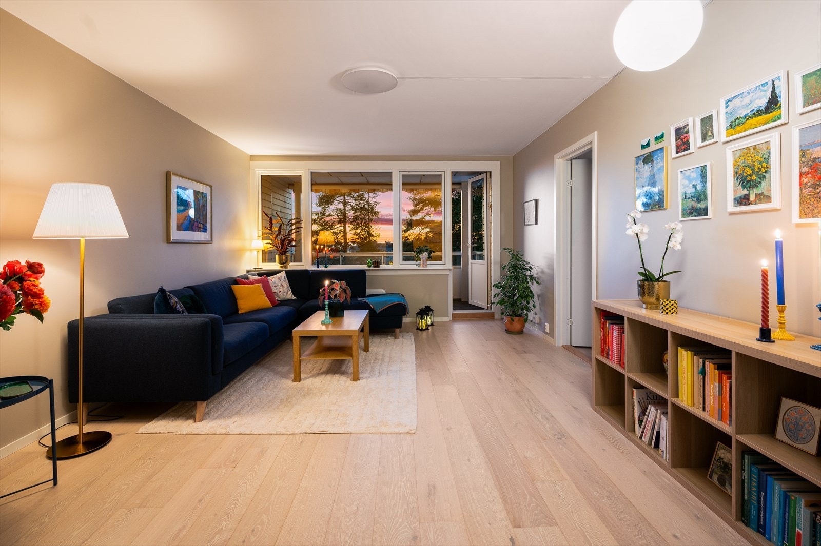 Fin plass til sofa og tilhørende Tv-møblement. Dersom man ønsker er det også plass til et spisebord. Galleribilde