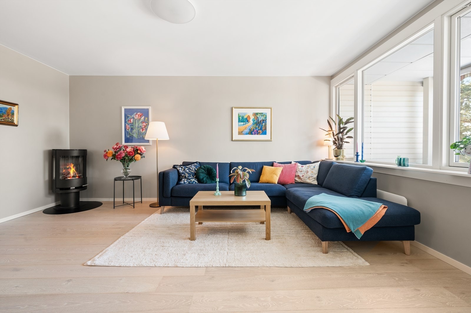 Stuen nyter godt av store vindusflater som gir rikelig med naturlig lys inn. Galleribilde