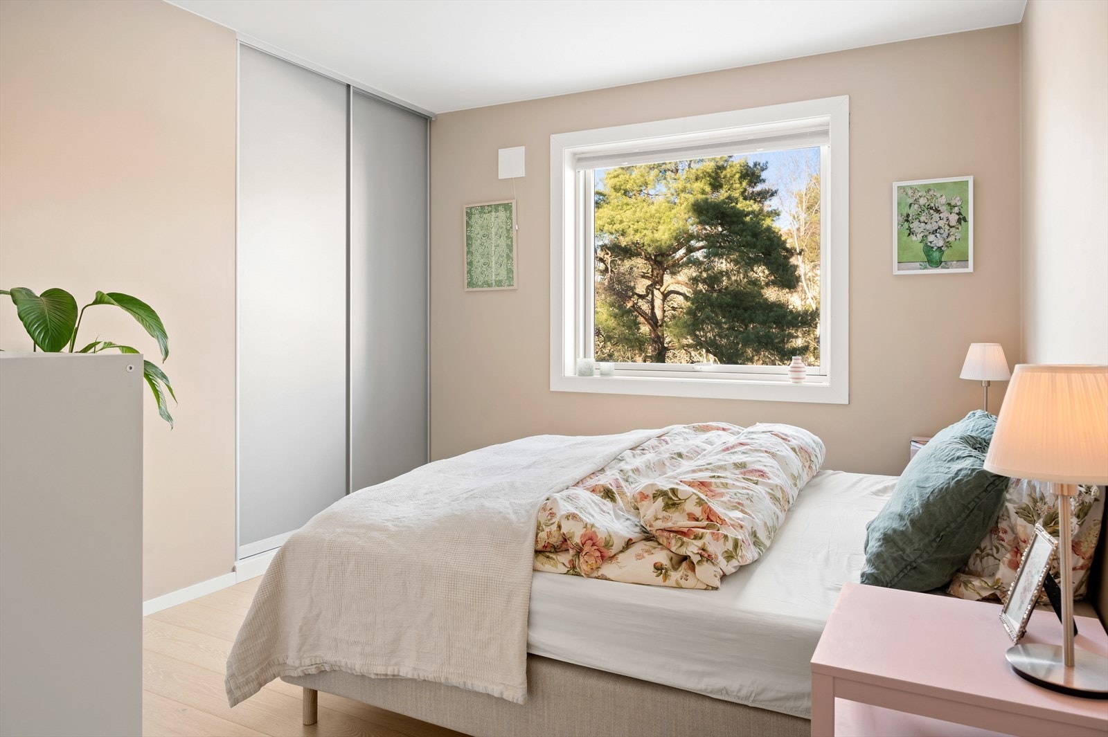 Lyst og trivelig soverom med plassbygd garderobeskap. Galleribilde