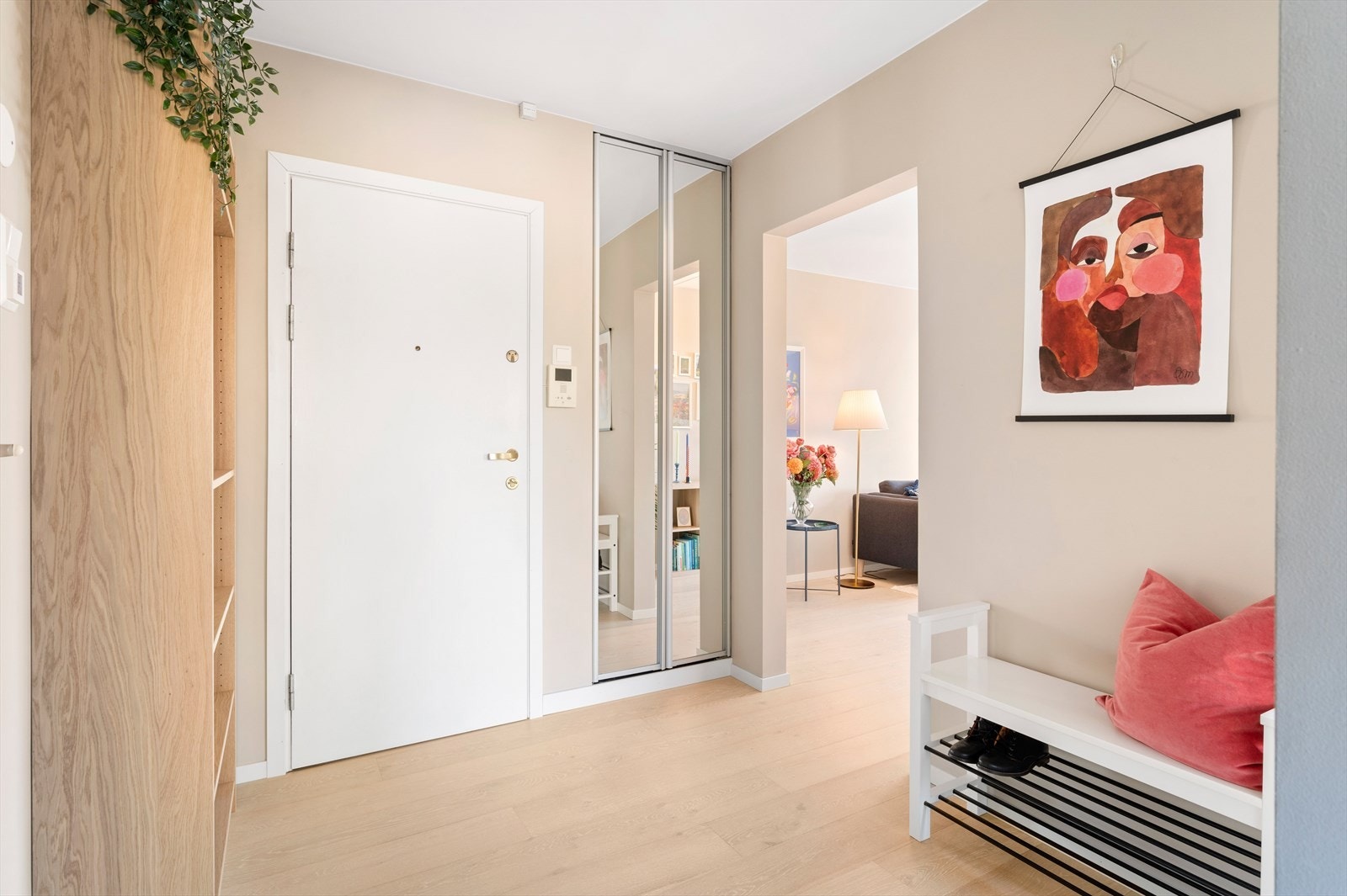 Her ønskes man velkommen inn i en innbydende og romslig entré. Galleribilde