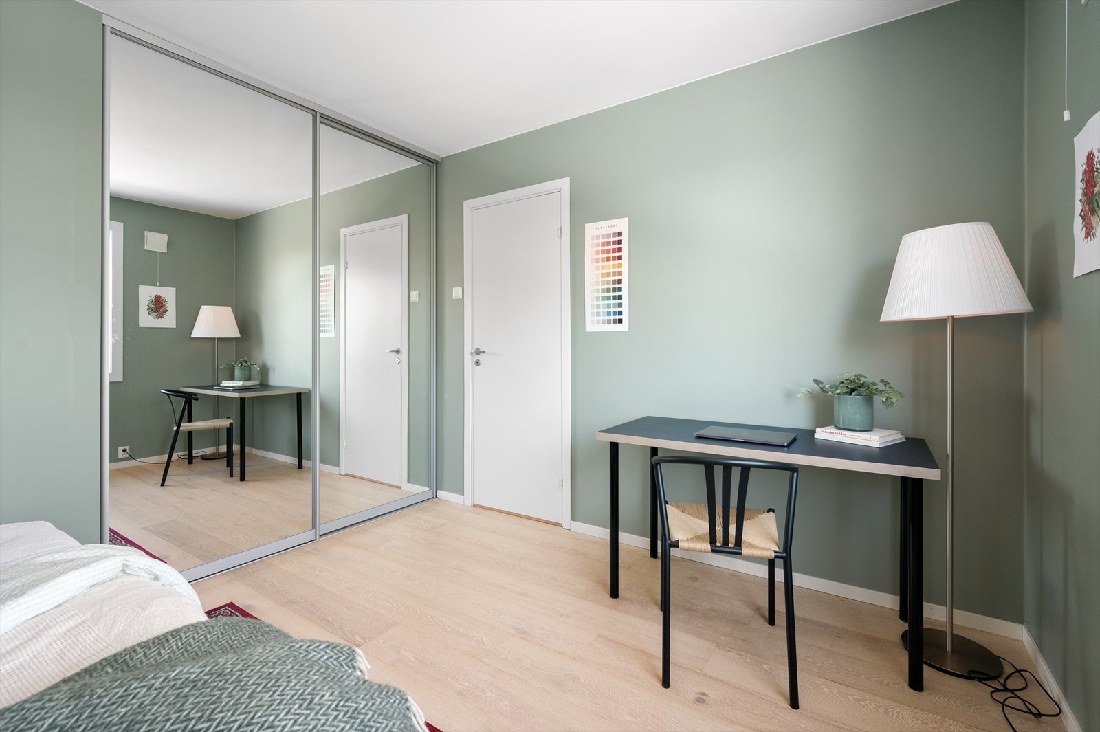 Det er en god størrelse på soverommet, samt gode lagringsmuligheter i skyvedørsgarderobe. Galleribilde