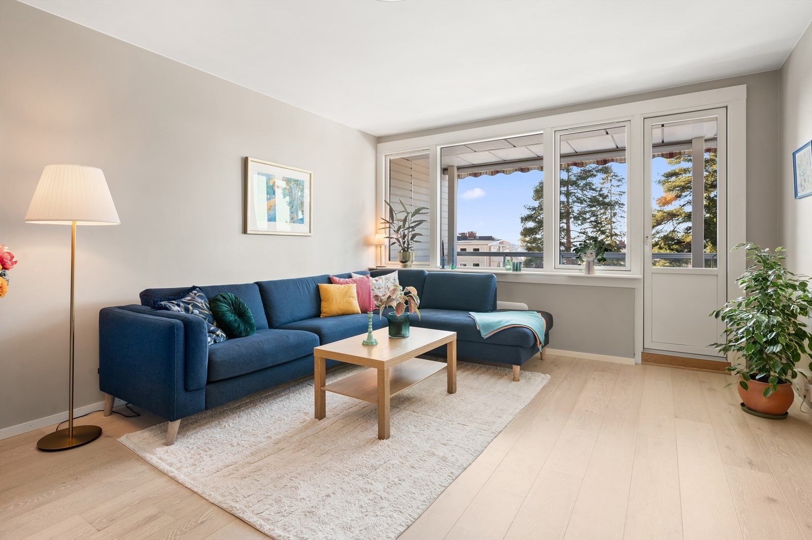 Fra stuen er det utgang til en solrik balkong på 7 kvm. Galleribilde