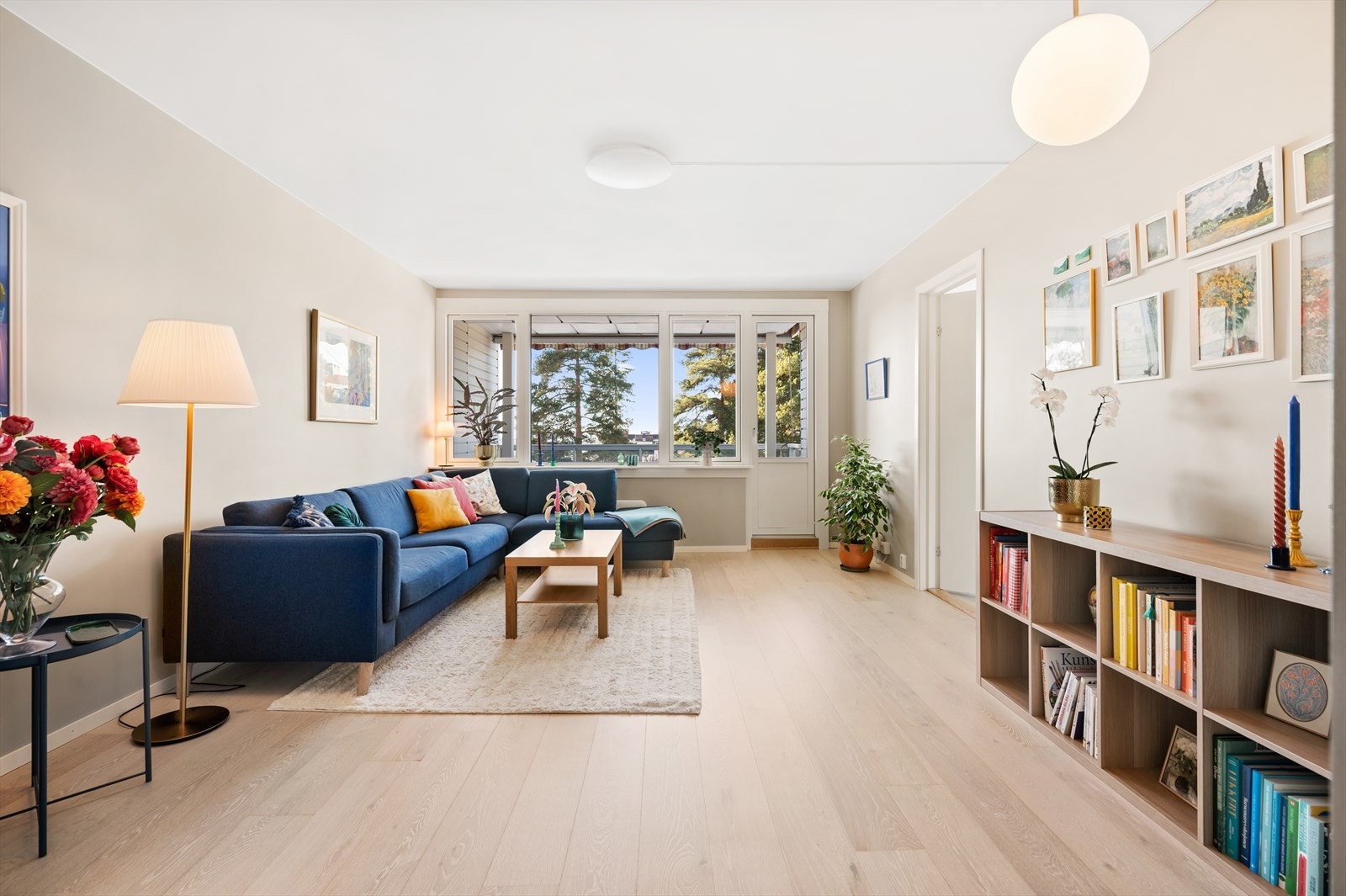 Her får man en leilighet med en gjennomgående velholdt standard samt en praktisk, åpen og fin planløsning. Galleribilde