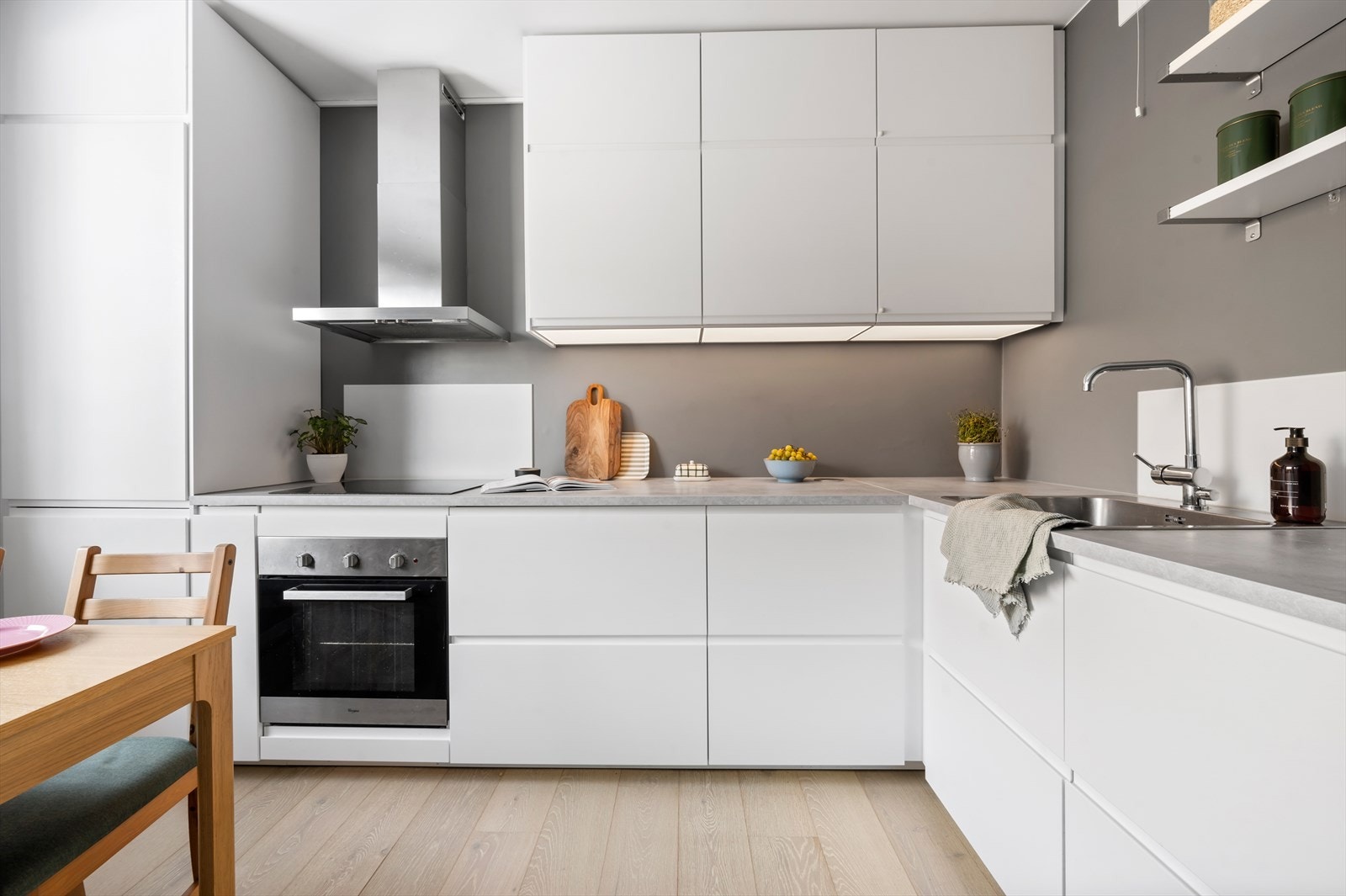 Lyst og pent kjøkkeninnredning fra 2020 med benkeplate av laminat. Galleribilde