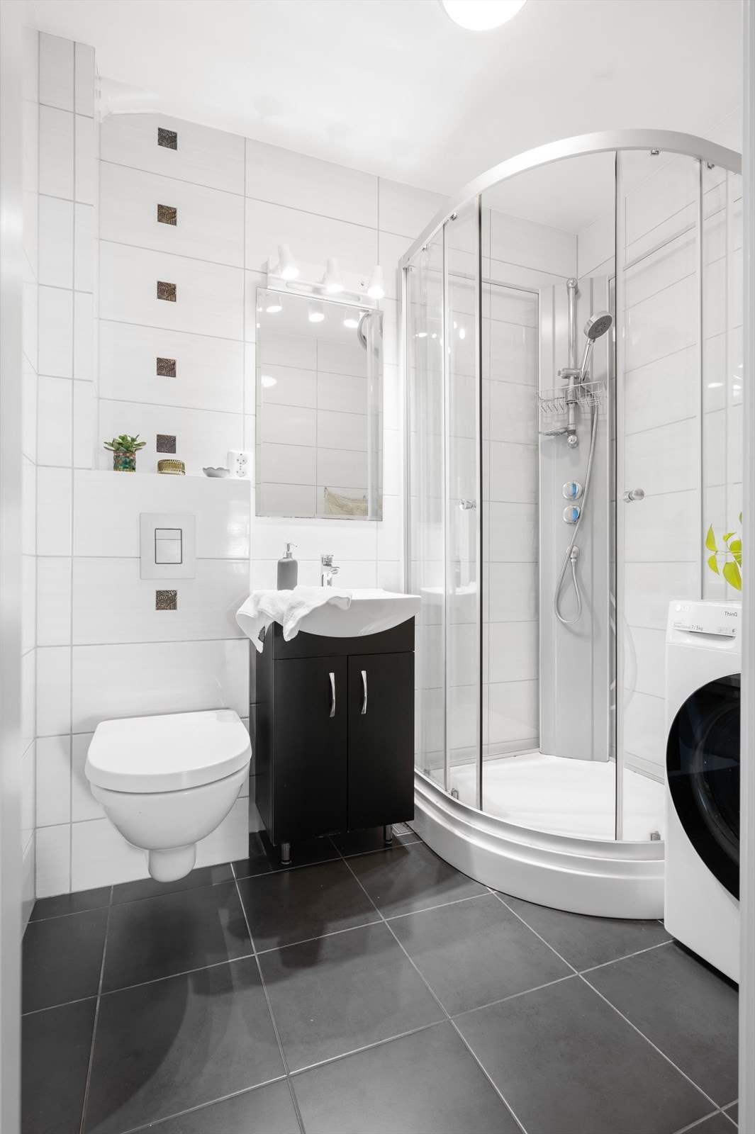 Flislagt bad pusset opp i 2014. Utstyrt med dusjkabinett og vegghengt toalett med innebygd sisternekasse. Galleribilde