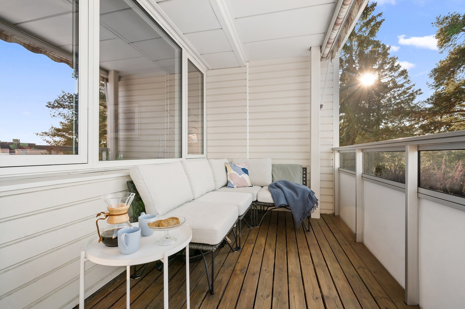 Balkongen gir en ekstra dimensjon til boligen og er perfekt forlengelse hele sommerhalvåret for avslapning. Galleribilde