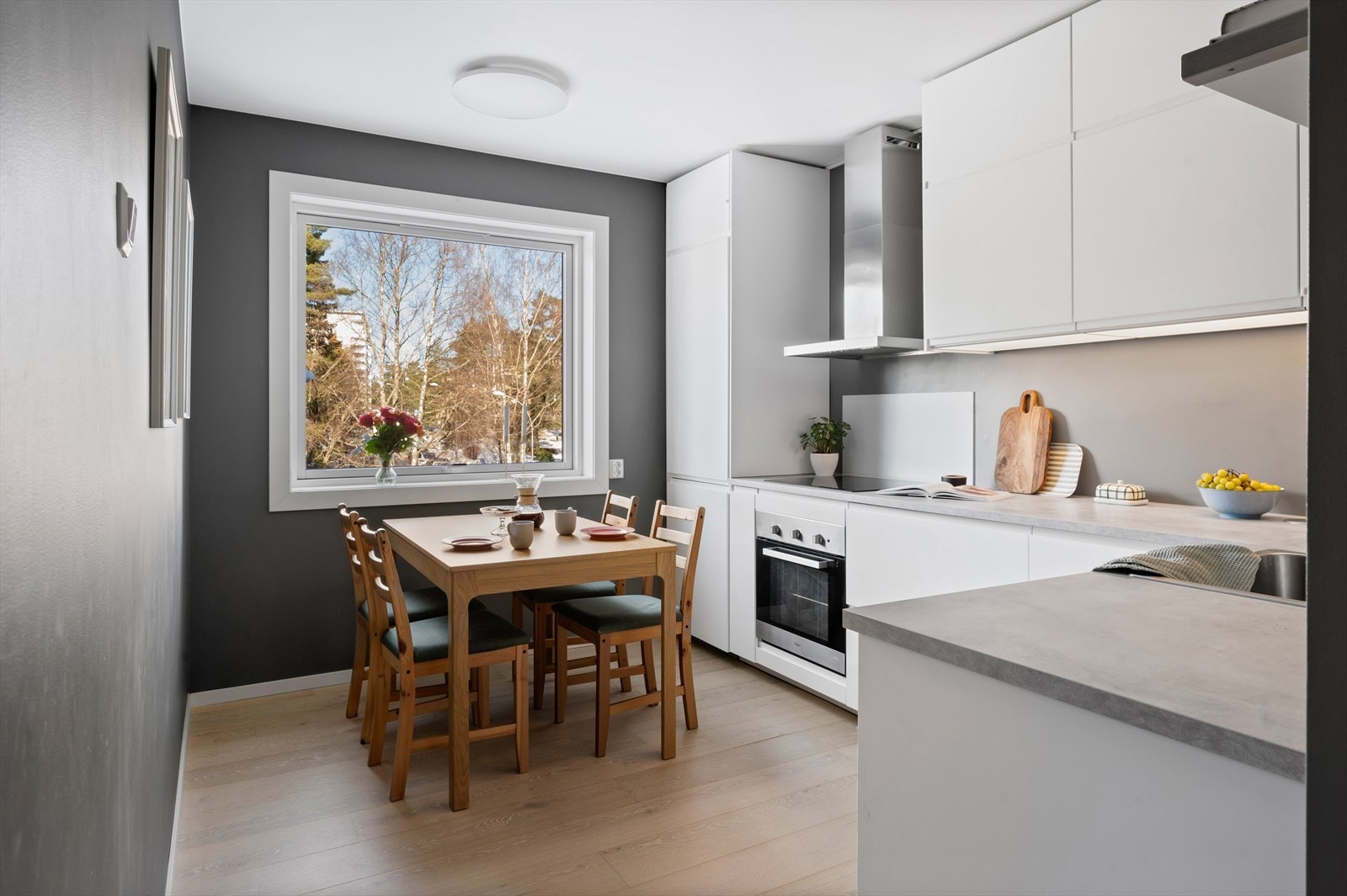 Separat kjøkken med god plass til spisebord. Galleribilde