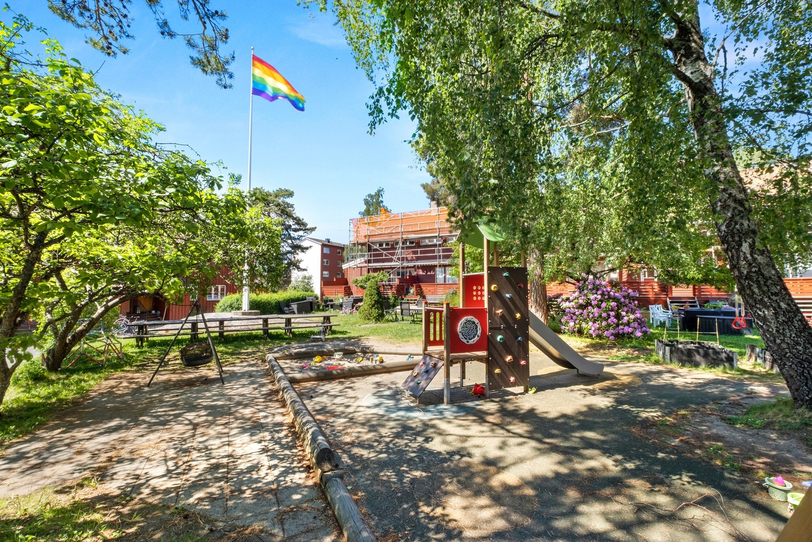 På tunet er det flott lekeplass med tilhørende sittegrupper. Svært hyggelig og sosialt for både de små og store beboerne. Galleribilde