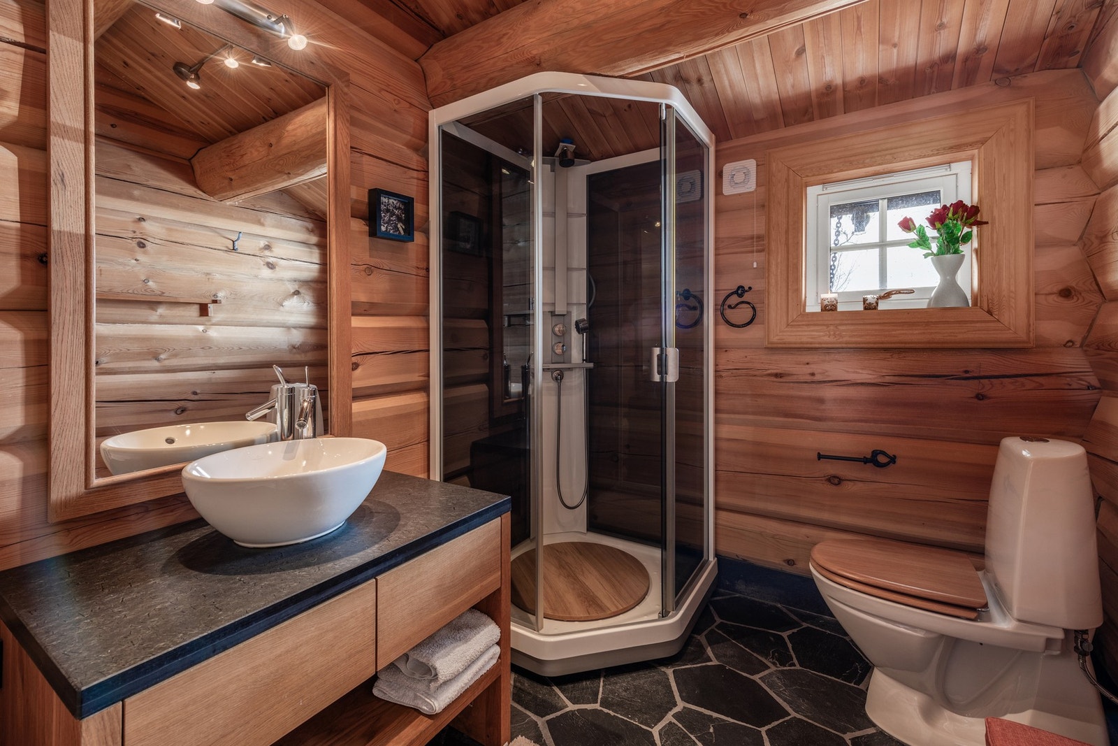 Badet i 2. etasje har også baderomsmøbler i eik. Galleribilde