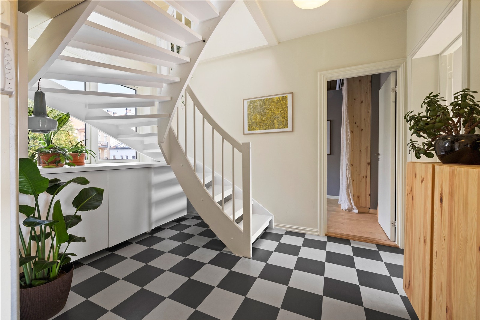 I entréen møtes du av et lyst og innbydende rom med gode oppbevaringsmuligheter Galleribilde