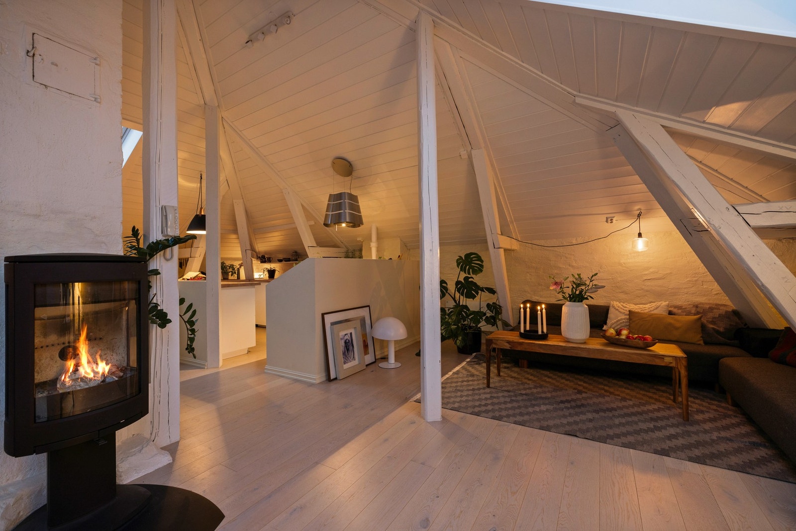 Stuen har vedovn fra Jøtul som varmer godt og lager en hyggelig atmosfære Galleribilde