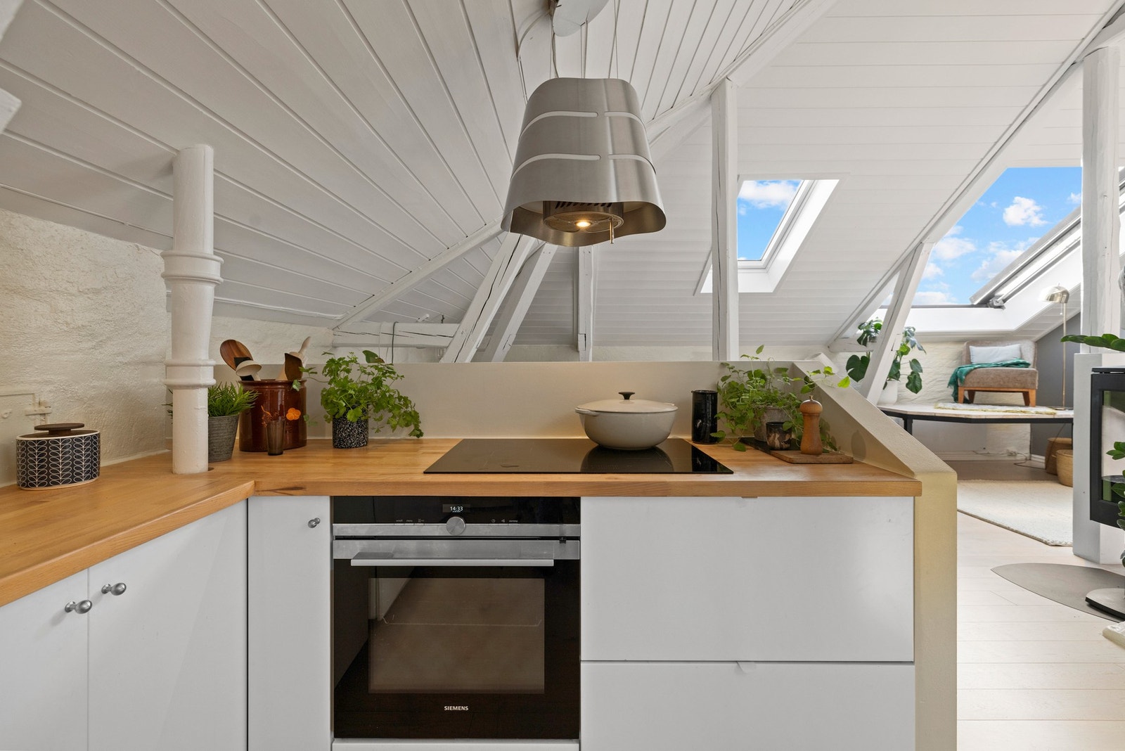 Kjøkkenet har integrerte hvitevarer som induksjonstopp, stekeovn med dampfunksjon, oppvaskmaskin og to nye, moderne benkekjøleskap Galleribilde