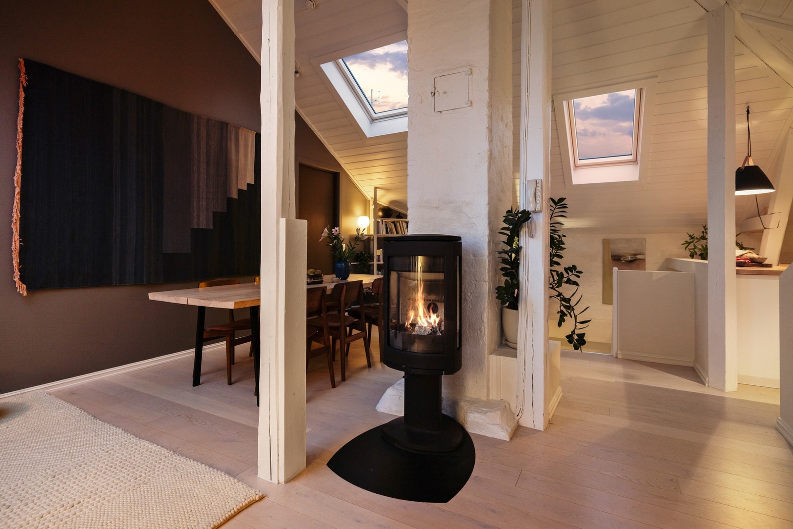 Boligen har en romslig planløsning med detaljer som god takhøyde, trebjelker og takvinduer som gir den en spesiell karakter Galleribilde