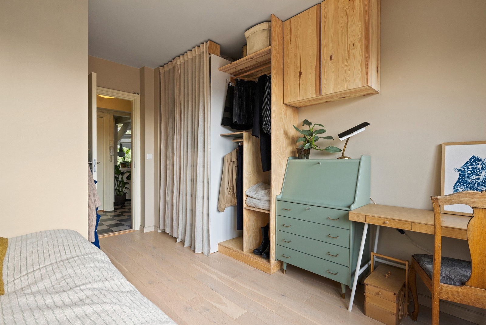 Hovedsoverommet er romslig og har god plass til dobbeltseng, nattbord, arbeidsstasjon og garderobeskap Galleribilde