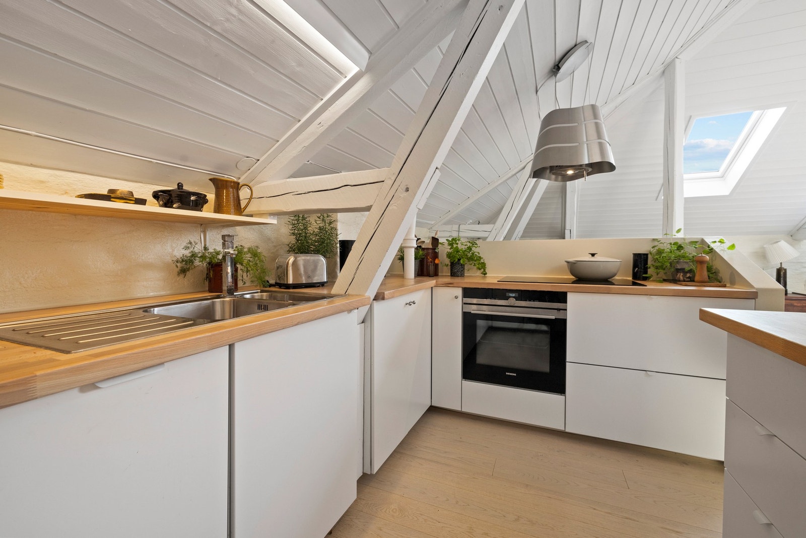 Benkeplaten er av heltre, og det er nedsenket oppvaskkum i rustfritt stål Galleribilde