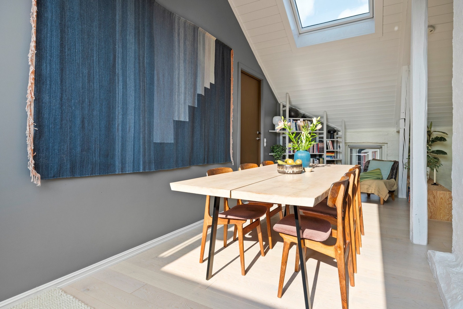 God plass til spisegruppe, og rikelig med naturlig lys under takvindu Galleribilde