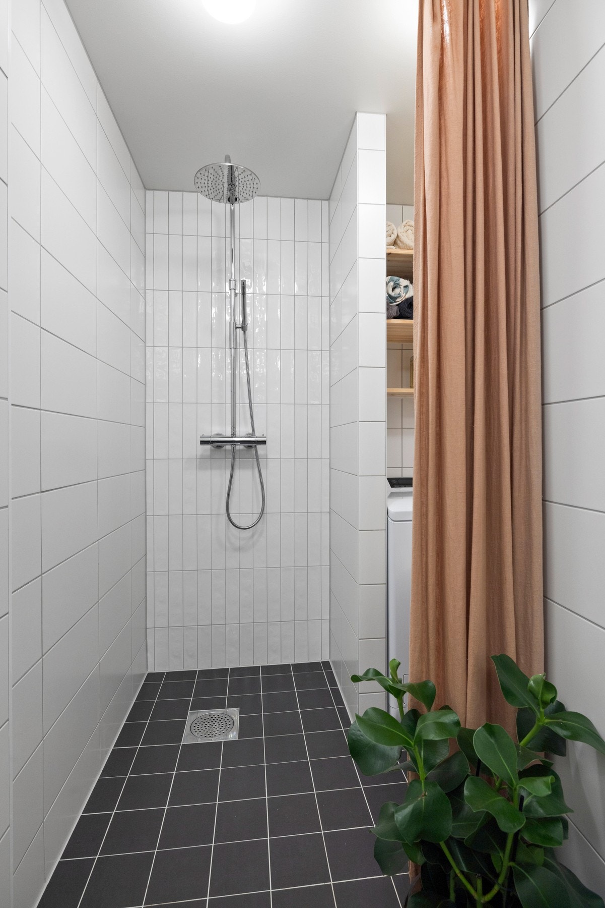 Romselig dusjsone med praktisk "vaskeromnisje" Galleribilde