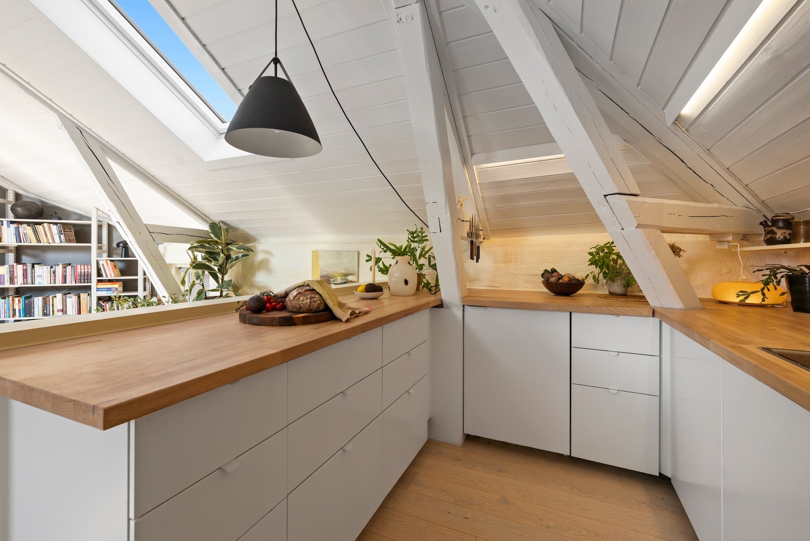 Stilrent og praktisk kjøkken med IKEA-innredning Galleribilde