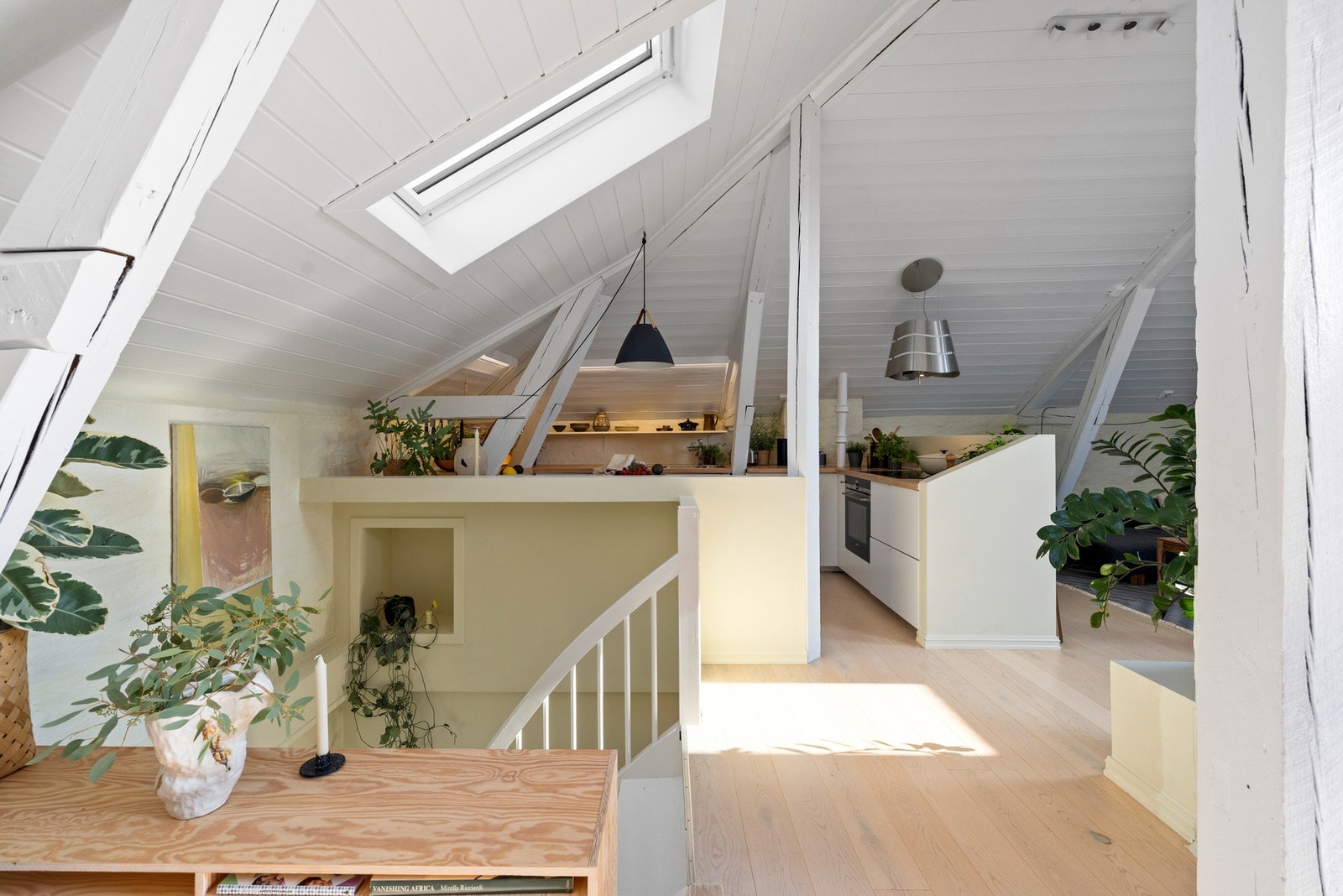 Gode soneinndelinger lager en praktisk og sosial leilighet Galleribilde