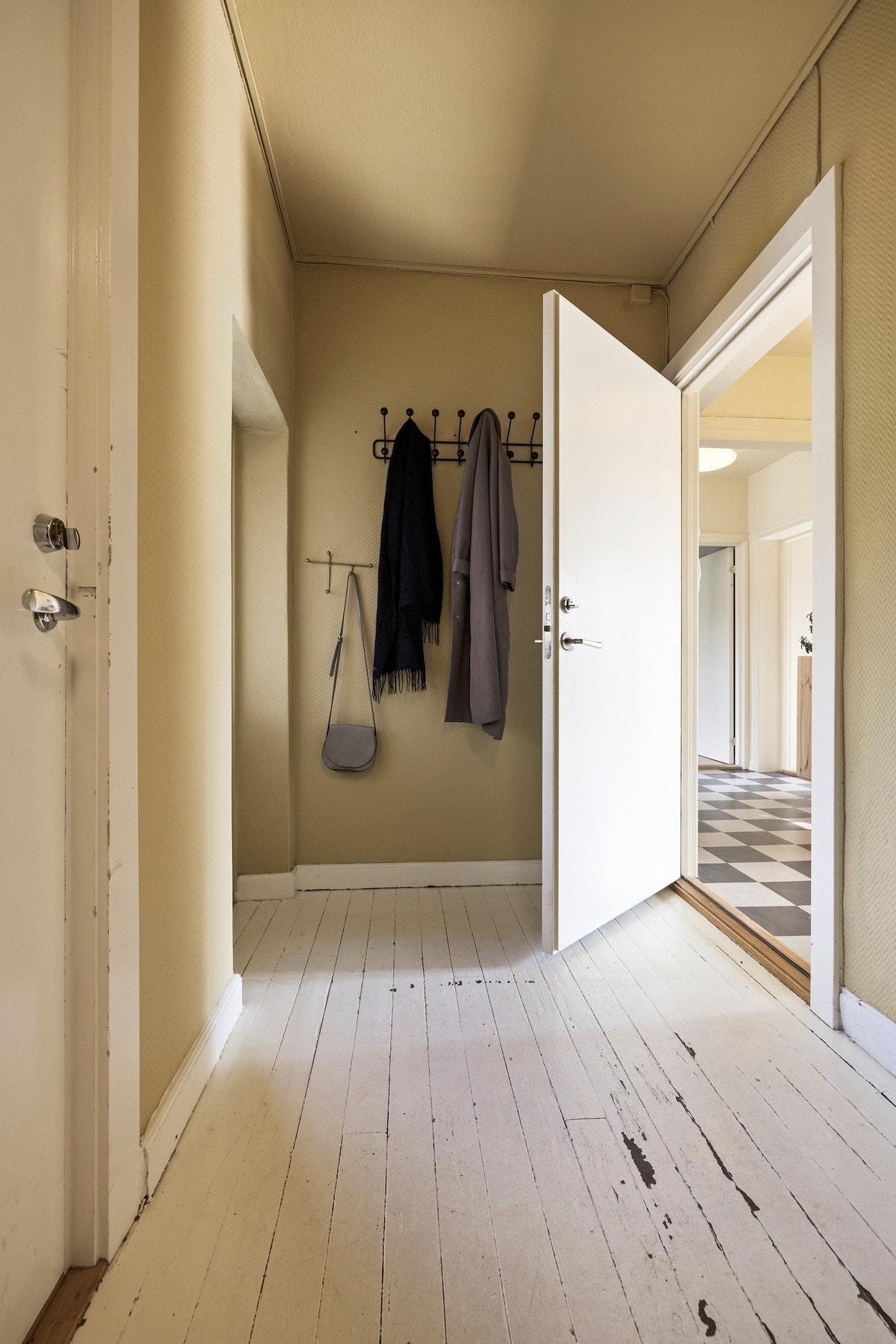 Leiligheten deler yttergang med naboenheten. Her er det godt med oppbevaringsplass for yttertøy og sko, og avlaster lagringsplass i egen leilighet Galleribilde