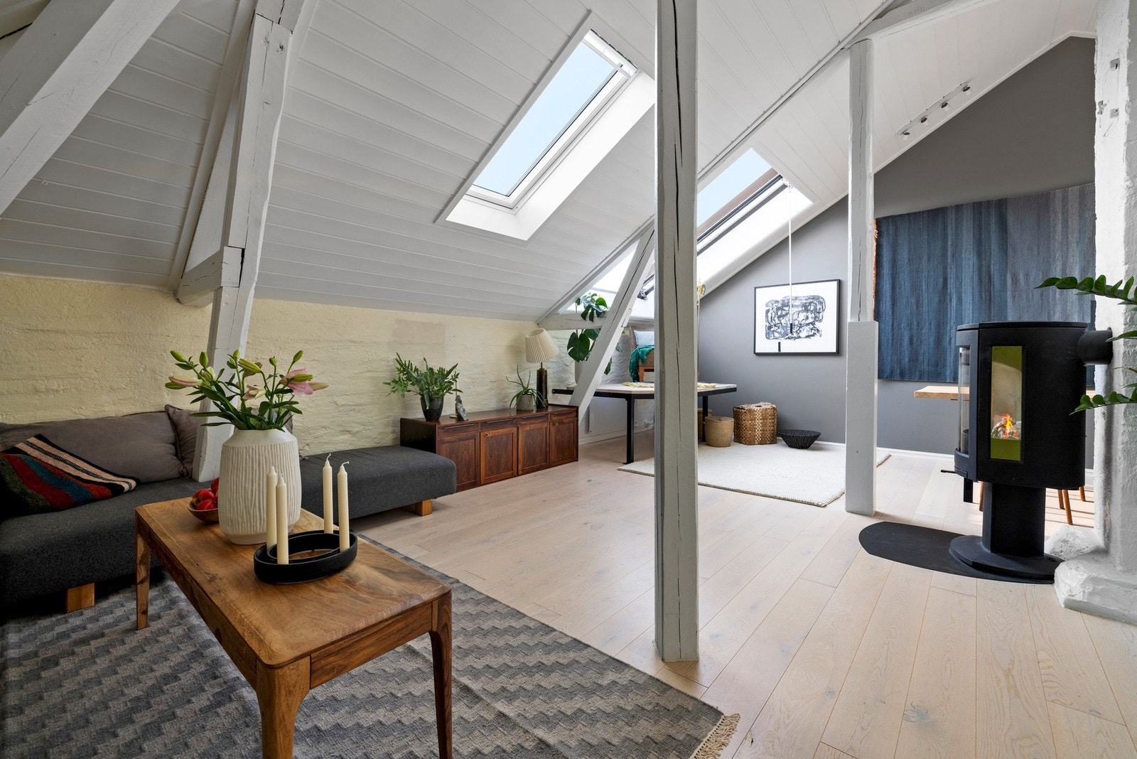 Det naturlige samlingspunktet i boligen er den store og lyse stuen Galleribilde