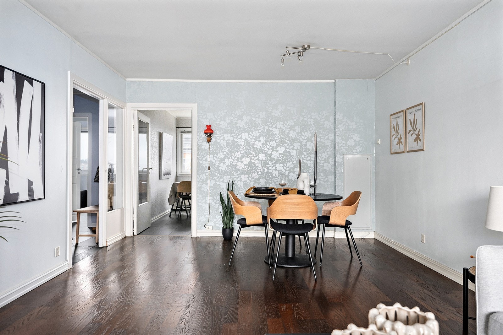 Her har man plass til å invitere venner og familie over på hyggelige lag. Galleribilde