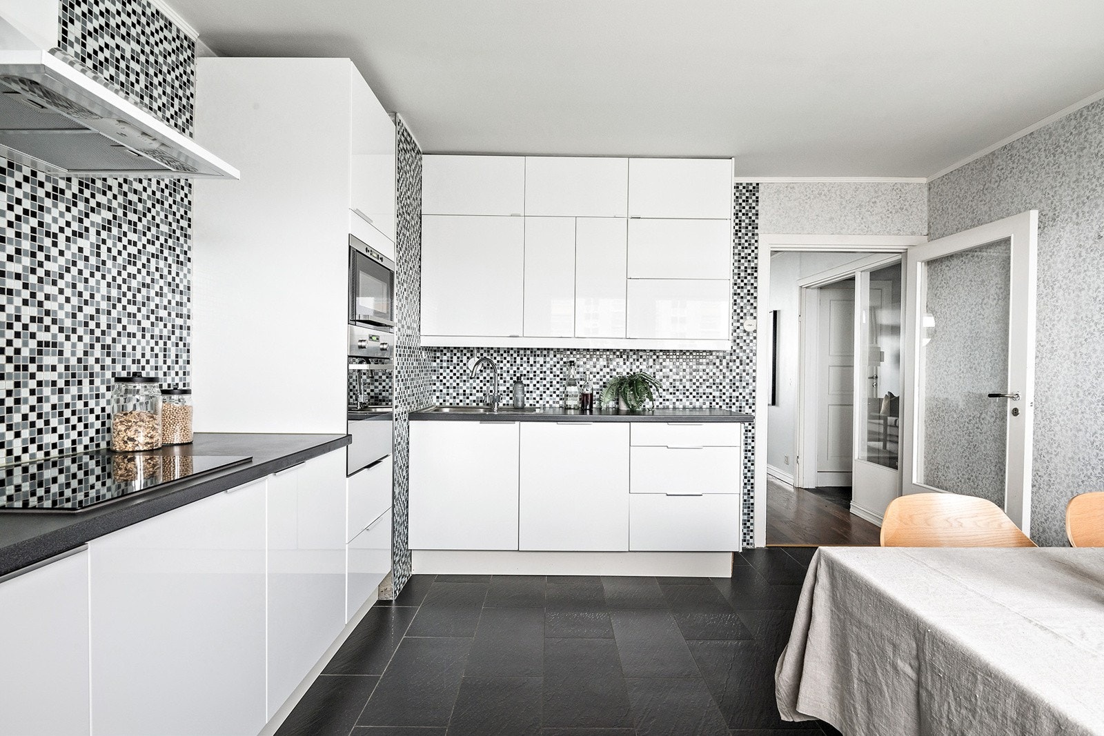 Kjøkkeninnredning fra IKEA med glatte fronter og laminert benkeplate. Integrert komfyr, platetopp, oppvaskmaskin, micro og kjøleskap med frysedel. Galleribilde