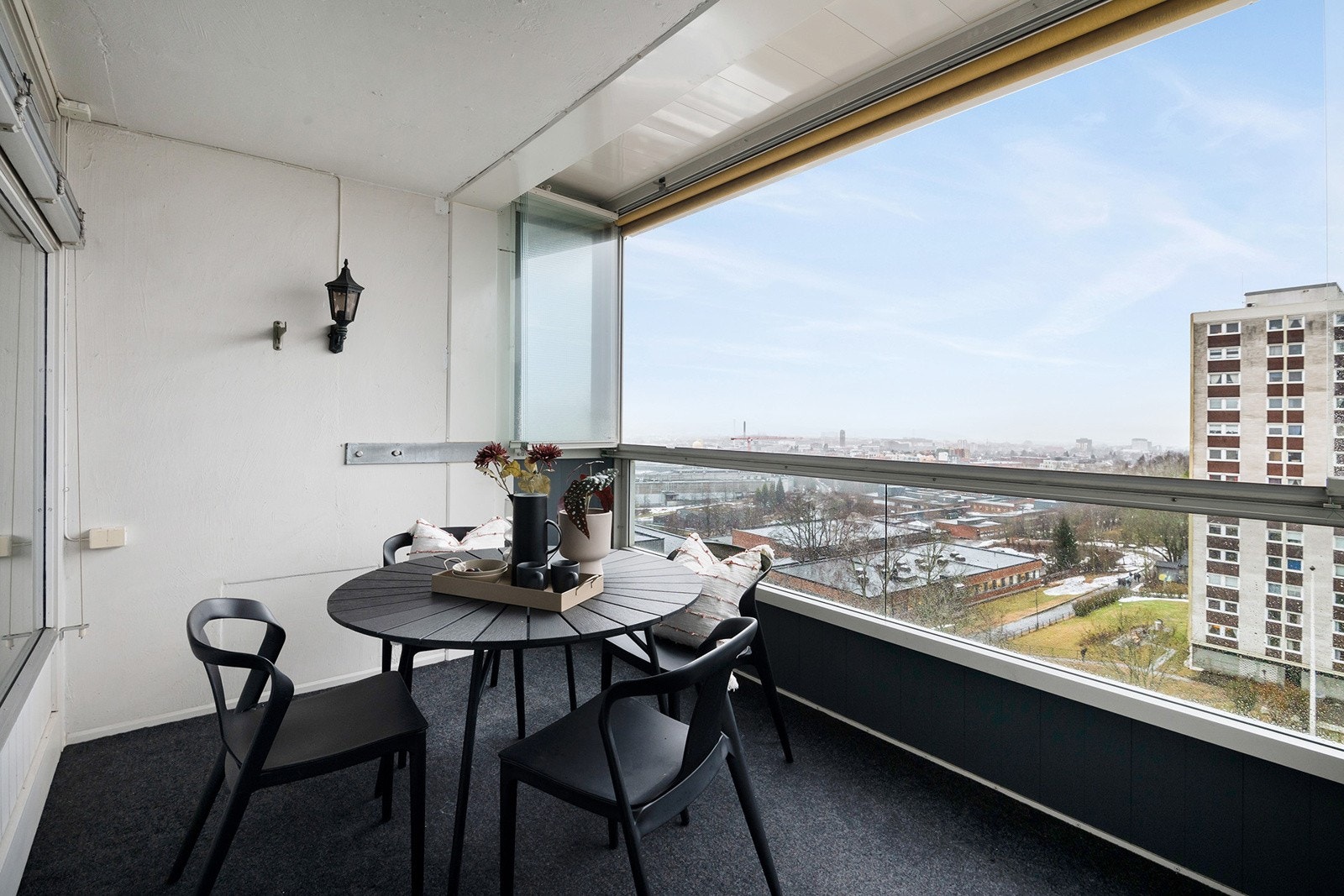 Fra stuen er det utgang til innglasset balkong med fin utsikt. Her kan man virkelig nyte sene og varme sommerkvelder. Galleribilde
